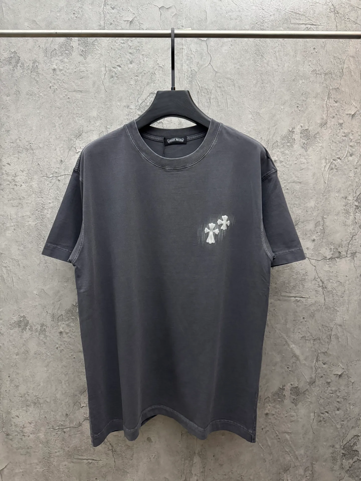 P190 top version, real shot without P, ​​different from market currency) 𝗖𝗵𝗿𝗼𝗺𝗲 𝗛𝗲𝗮𝗿𝘁𝘀/Croxin 2026 Spring New Original Single Counter American Laser Direct Injection Couple Short Sleeves 👑The highest version! Customized fabric 300g washed, best-selling model at the counter, very comfortable to wear. Accessories: original molded and authenticated collar label ➕ 100% silk wash label. Genuine purchase-grade original hangtag➕matching hanging rope➕3D hanging beads➕original packaging bag. Craftsmanship: The original version has consistent wiring! The highest version of the armhole matching technique! Color: White Black Gray Size: S M L XL Style Number: 26-2057